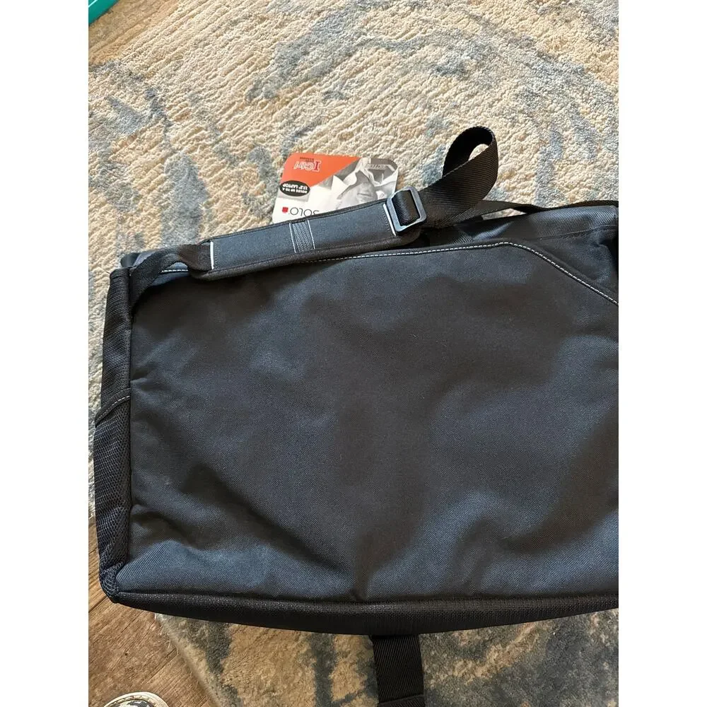 Solo‎ laptop messenger bag. Holds laptop up to 17.3” Intel Headphone pocket